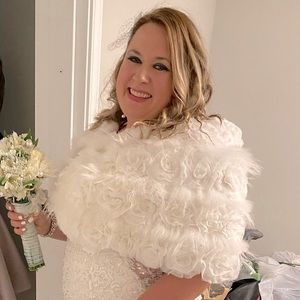 Shawl Faux Fur Rosette White